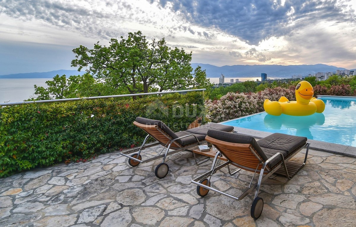 KOSTRENA - Una bella villa con piscina su un terreno di 2200m2