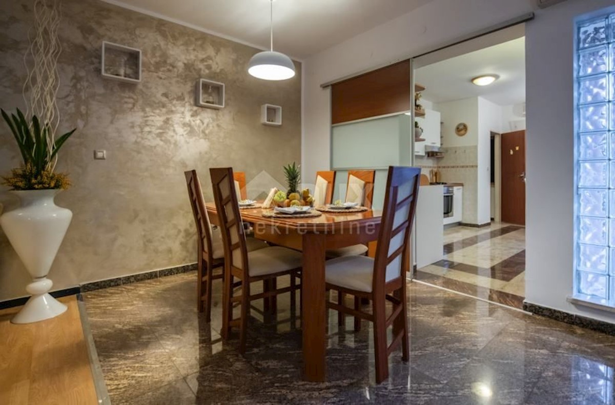 ISTRIA, VINKURAN - Casa con due appartamenti e piscina! Vicino al mare!