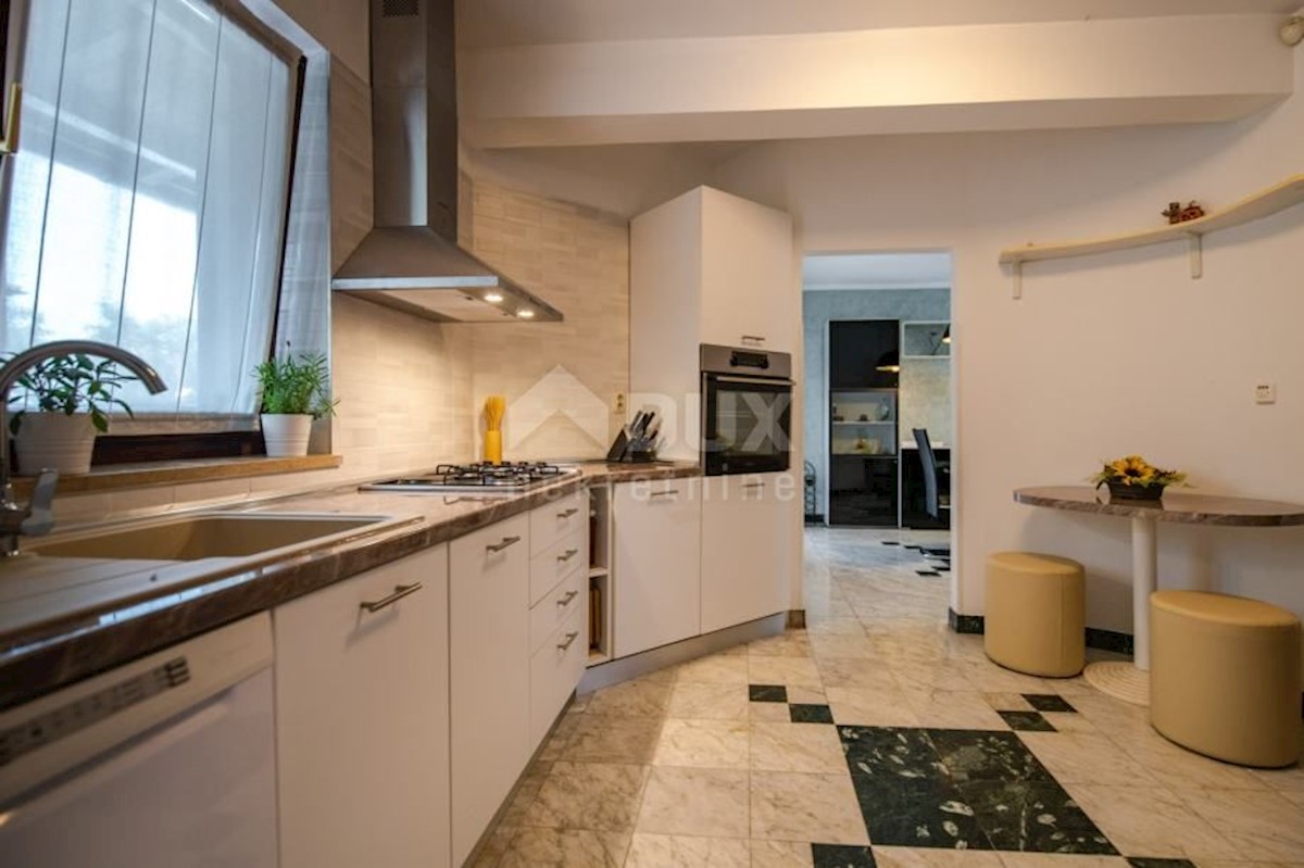 ISTRIA, VINKURAN - Casa con due appartamenti e piscina! Vicino al mare!