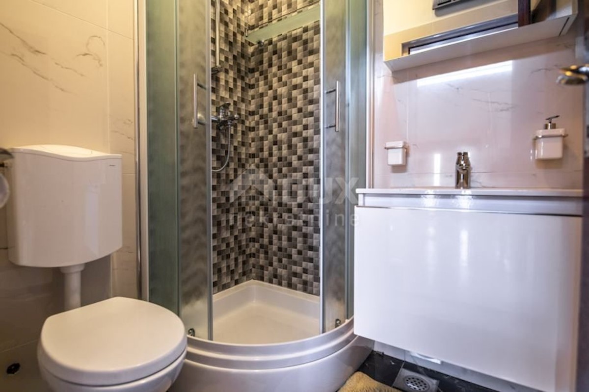 ISTRIA, VINKURAN - Casa con due appartamenti e piscina! Vicino al mare!
