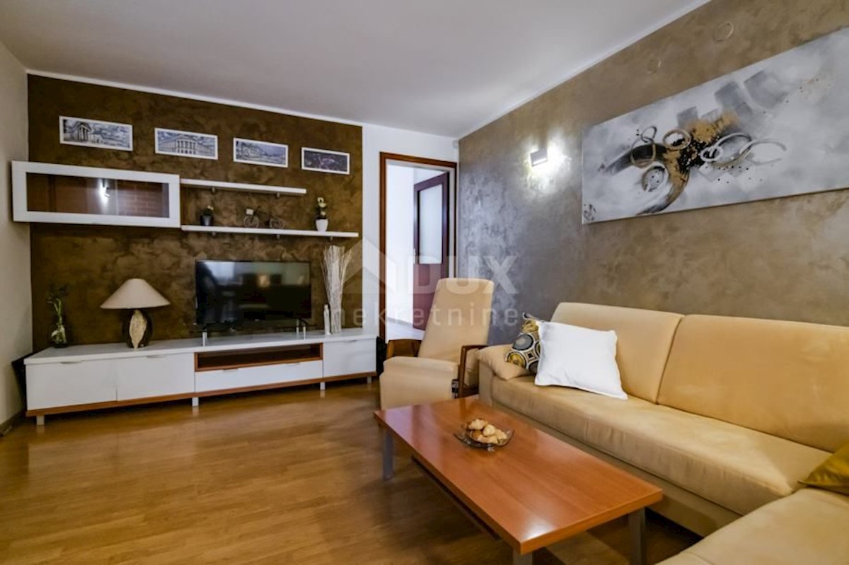 ISTRIA, VINKURAN - Casa con due appartamenti e piscina! Vicino al mare!