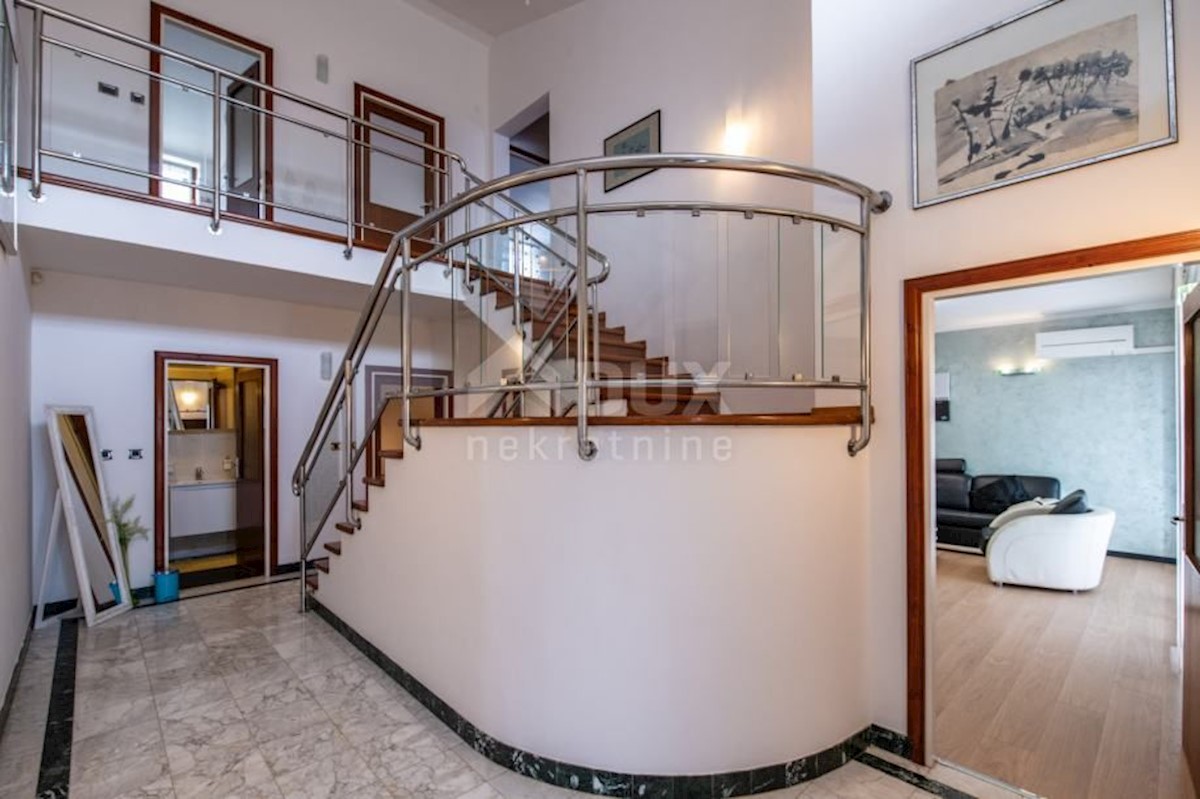 ISTRIA, VINKURAN - Casa con due appartamenti e piscina! Vicino al mare!