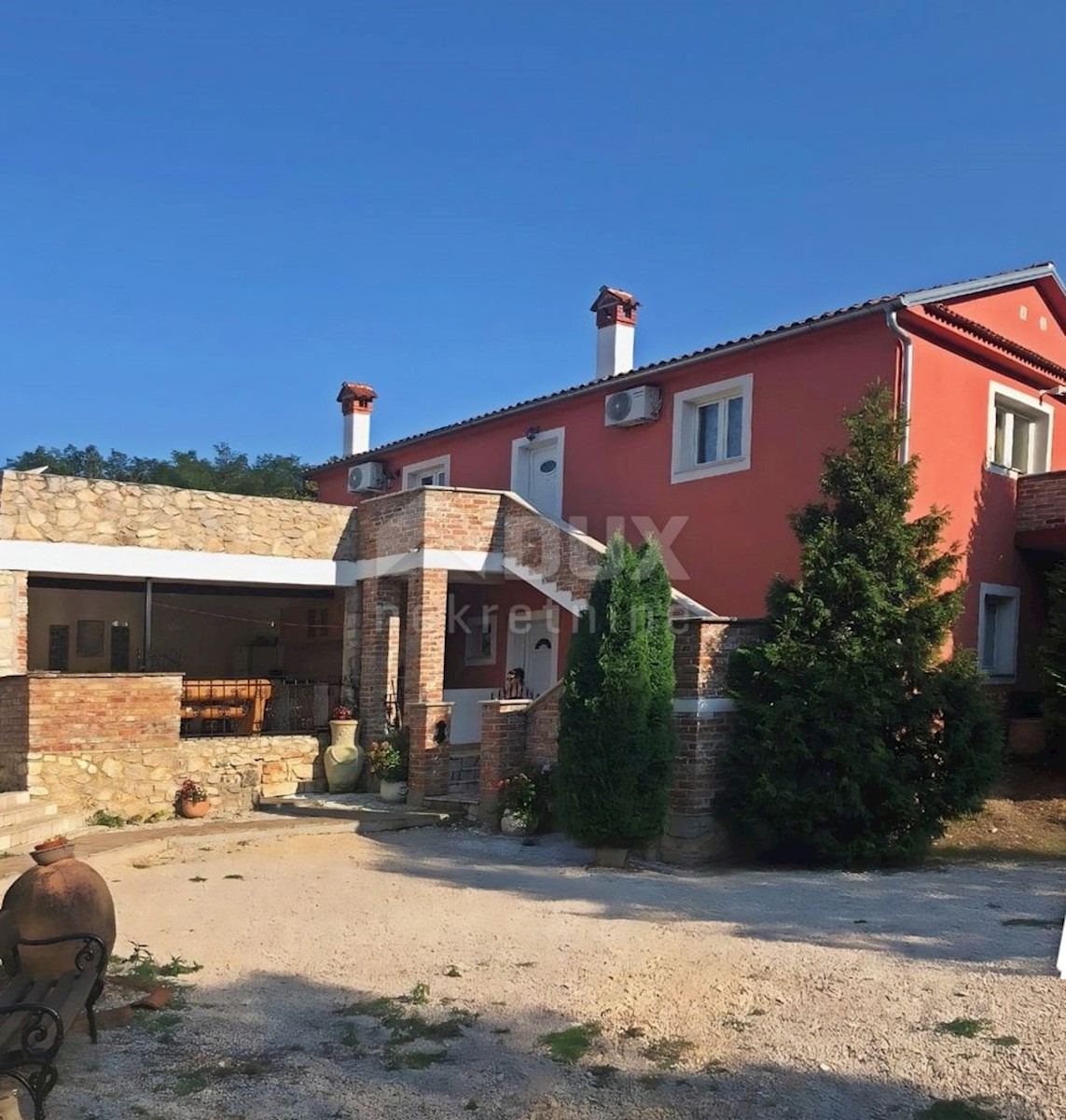 ISTRIA, LABIN - Casa con piscina ai margini del villaggio