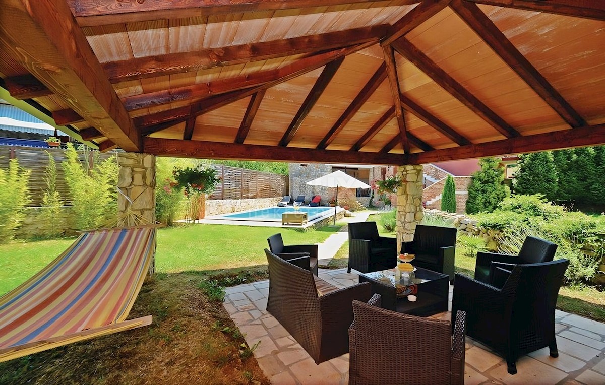 ISTRIA, LABIN - Casa con piscina ai margini del villaggio