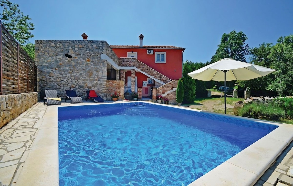 ISTRIA, LABIN - Casa con piscina ai margini del villaggio