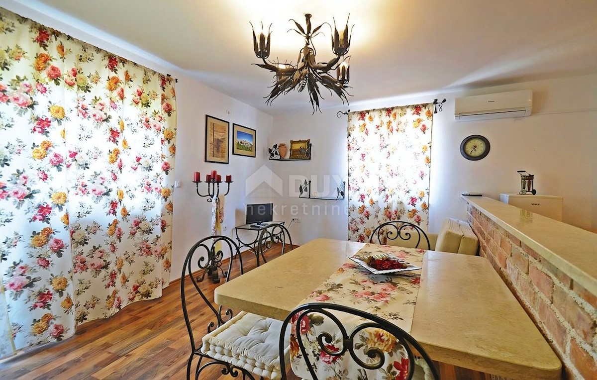 ISTRIA, LABIN - Casa con piscina ai margini del villaggio