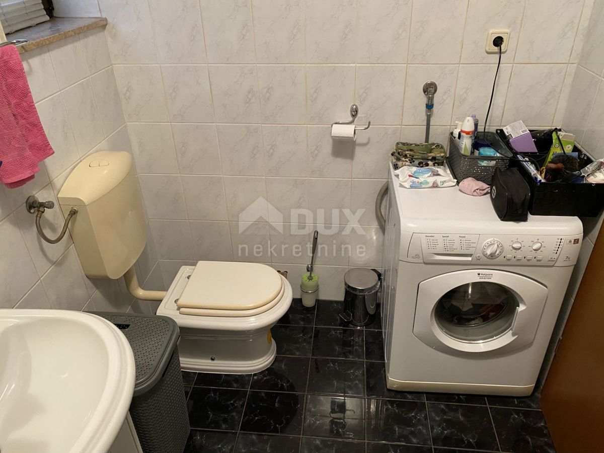 RIJEKA, KRNJEVO - Casa con giardino e 2 locali commerciali