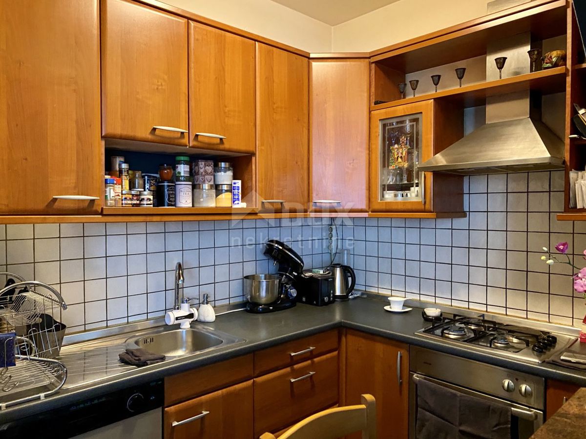 RIJEKA, KRNJEVO - Casa con giardino e 2 locali commerciali