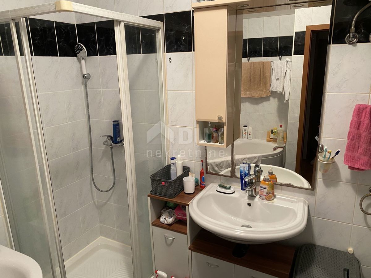 RIJEKA, KRNJEVO - Casa con giardino e 2 locali commerciali