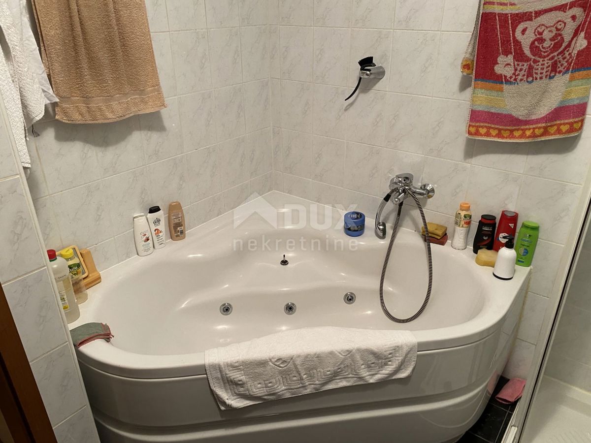 RIJEKA, KRNJEVO - Casa con giardino e 2 locali commerciali