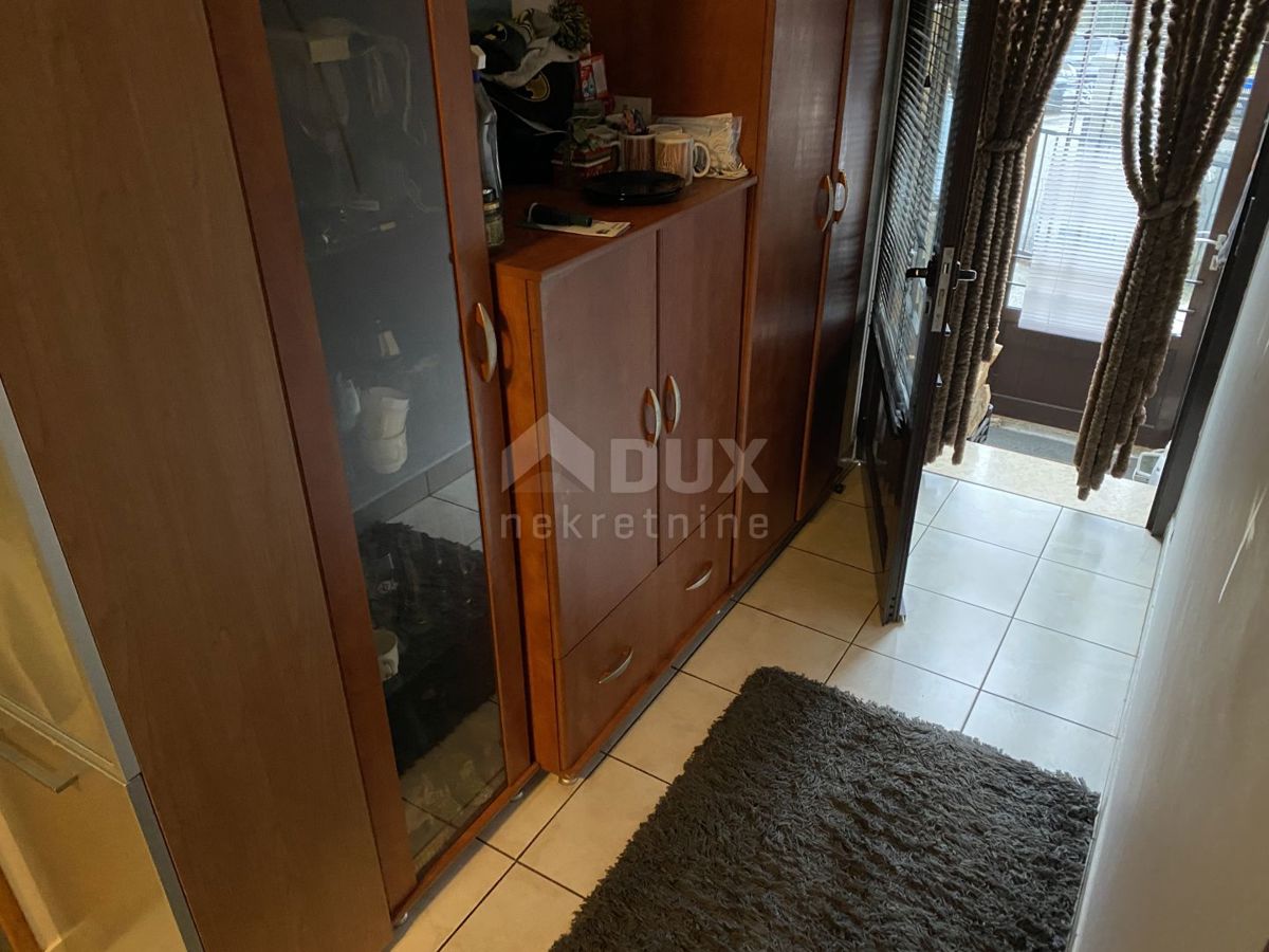 RIJEKA, KRNJEVO - Casa con giardino e 2 locali commerciali