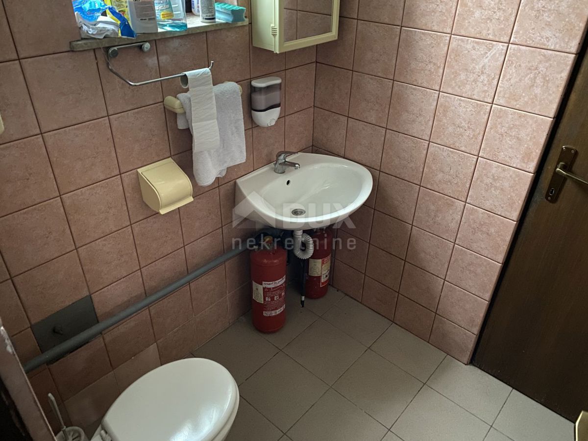 RIJEKA, KRNJEVO - Casa con giardino e 2 locali commerciali