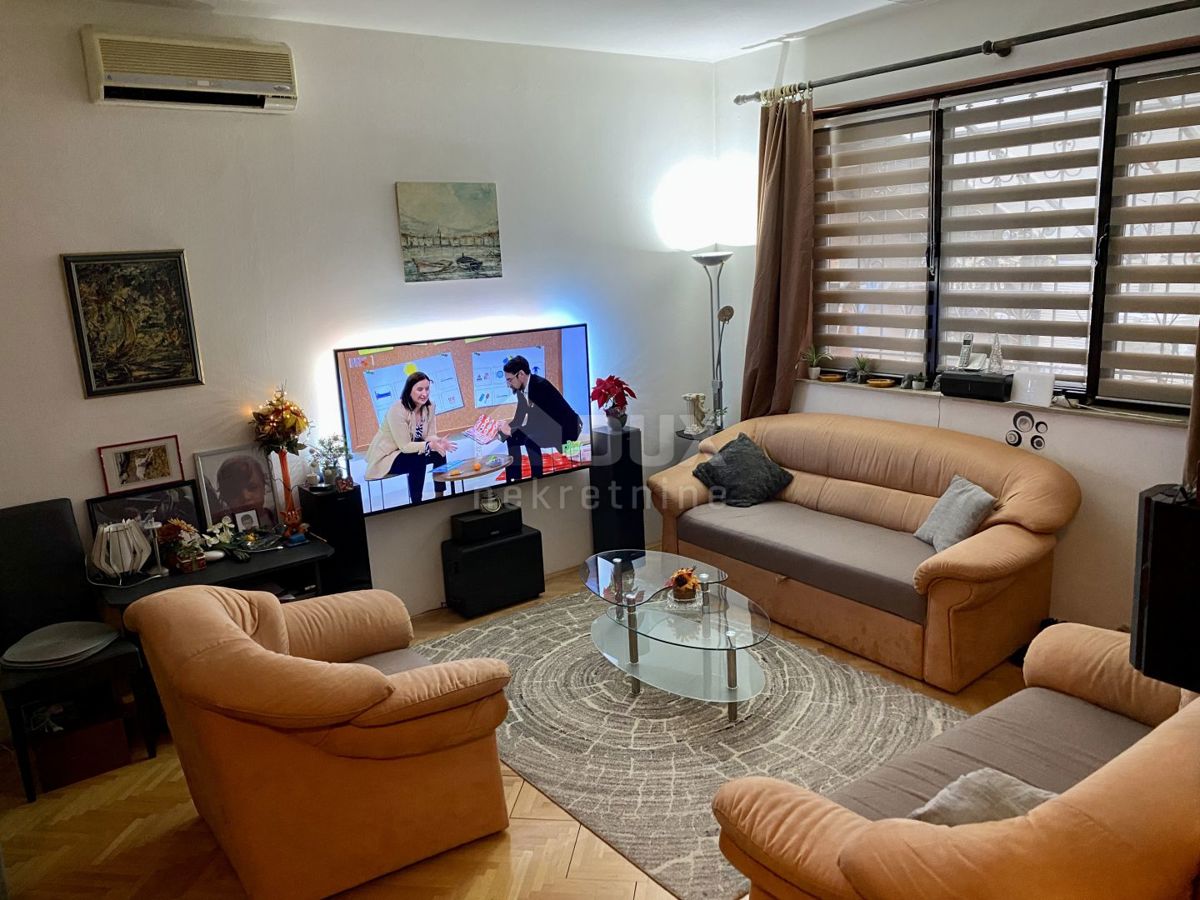 RIJEKA, KRNJEVO - Casa con giardino e 2 locali commerciali