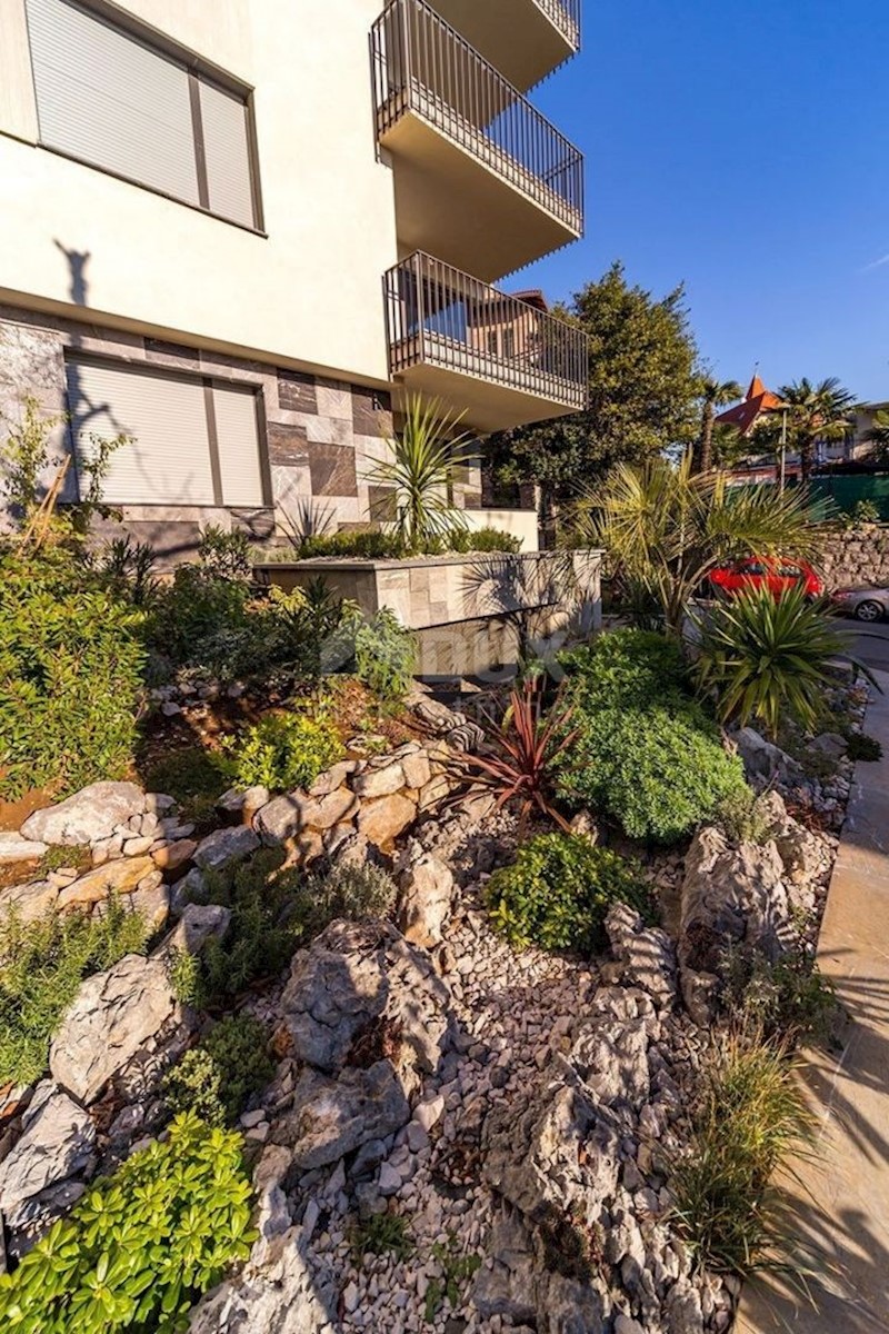 OPATIJA, CENTRO - edificio di lusso 2200m2 con vista mare con 15 appartamenti e garage sotterraneo