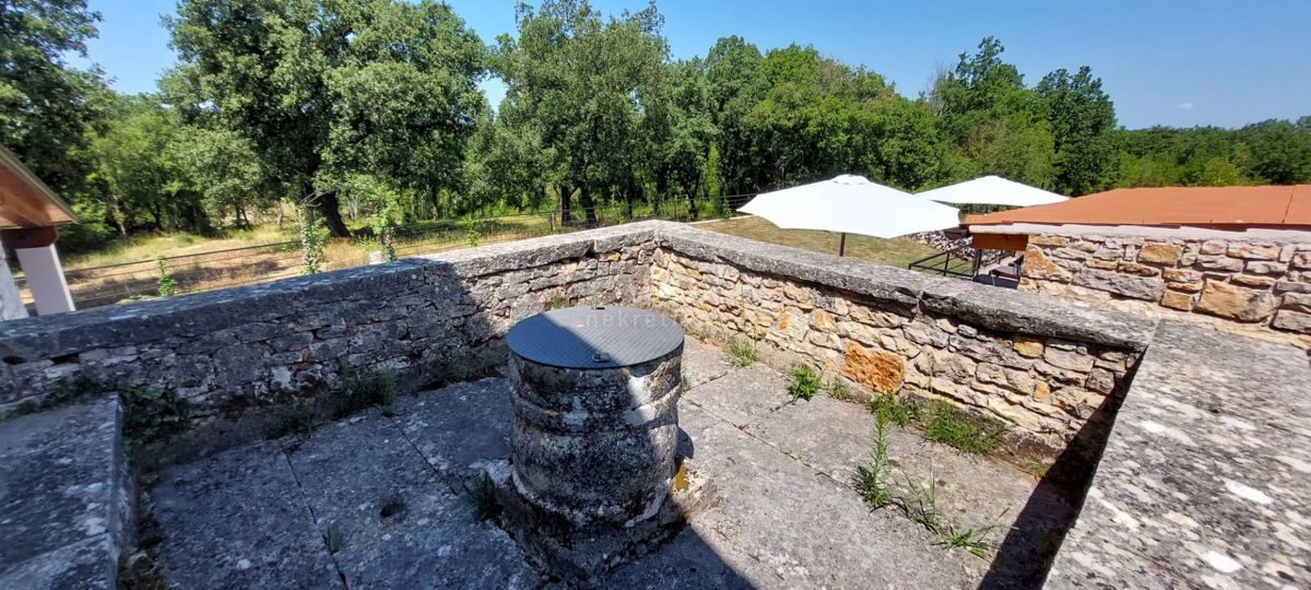 ISTRIA, LOVREČ - Villa autoctona in pietra con ampia tenuta