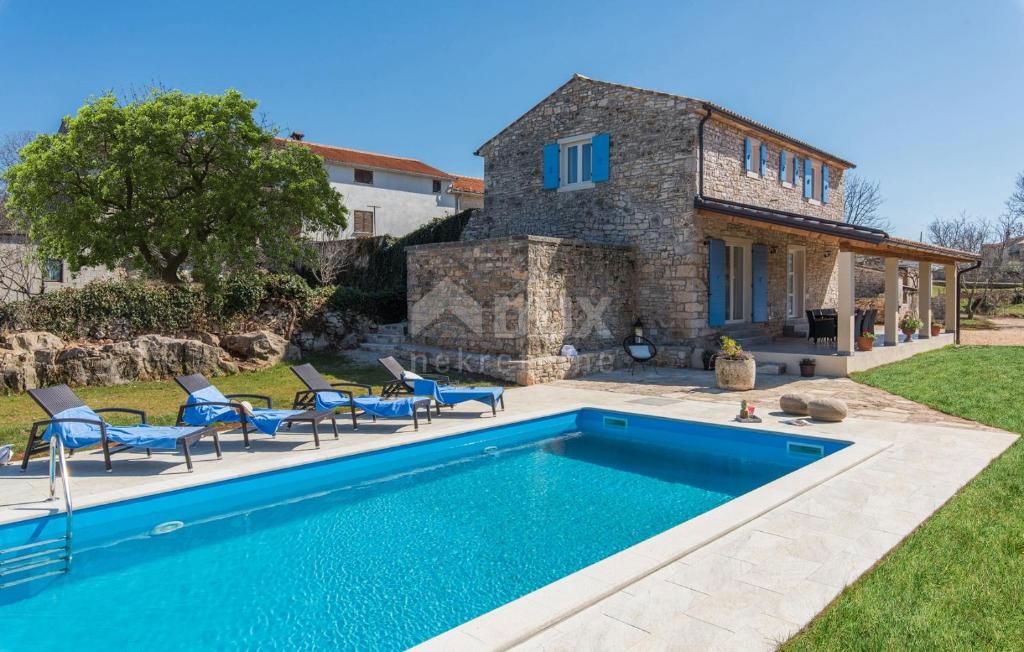 ISTRIA, LOVREČ - Villa autoctona in pietra con ampia tenuta