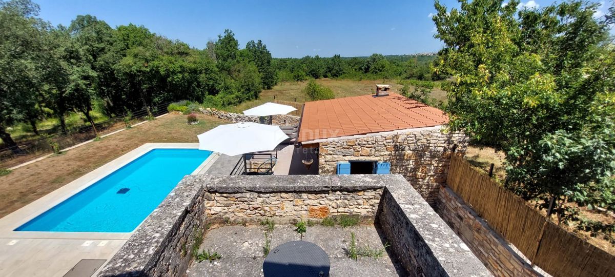 ISTRIA, LOVREČ - Villa autoctona in pietra con ampia tenuta