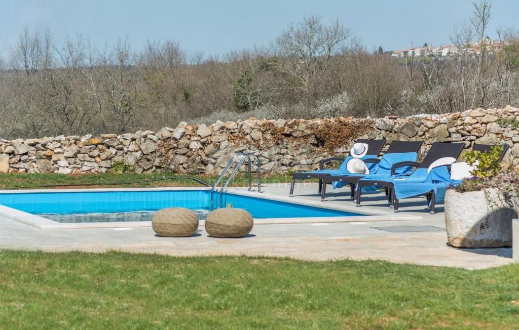 ISTRIA, LOVREČ - Villa autoctona in pietra con ampia tenuta