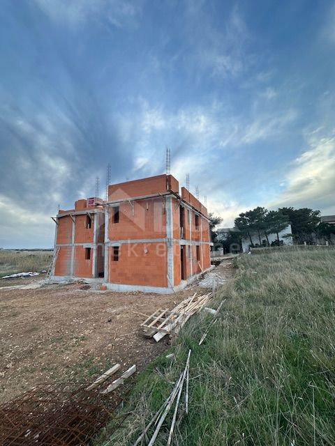 L'ISOLA DI PAG, POVLJANA, appartamento con 2 camere da letto in uno splendido edificio nuovo