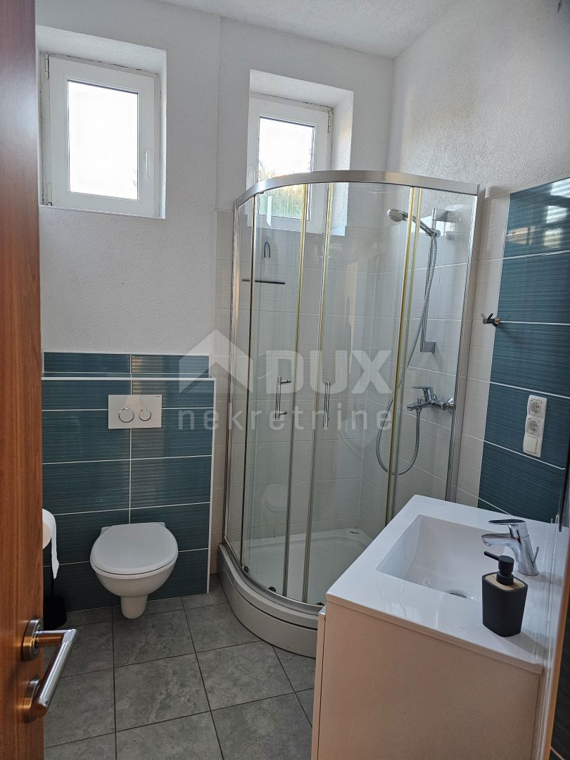 ISOLA DI RAB, BARBAT - Appartamento al piano terra con parcheggio e piscina condominiale