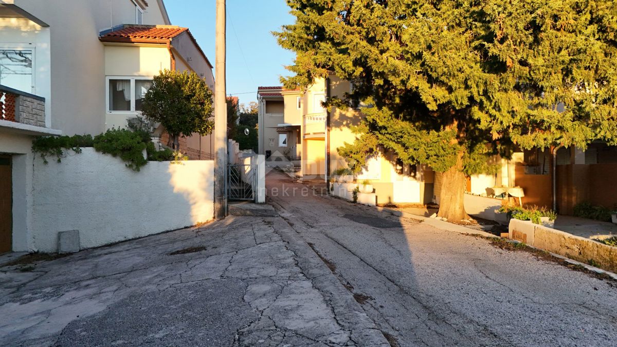 ISOLA DI RAB, BARBAT - Appartamento al piano terra con parcheggio e piscina condominiale