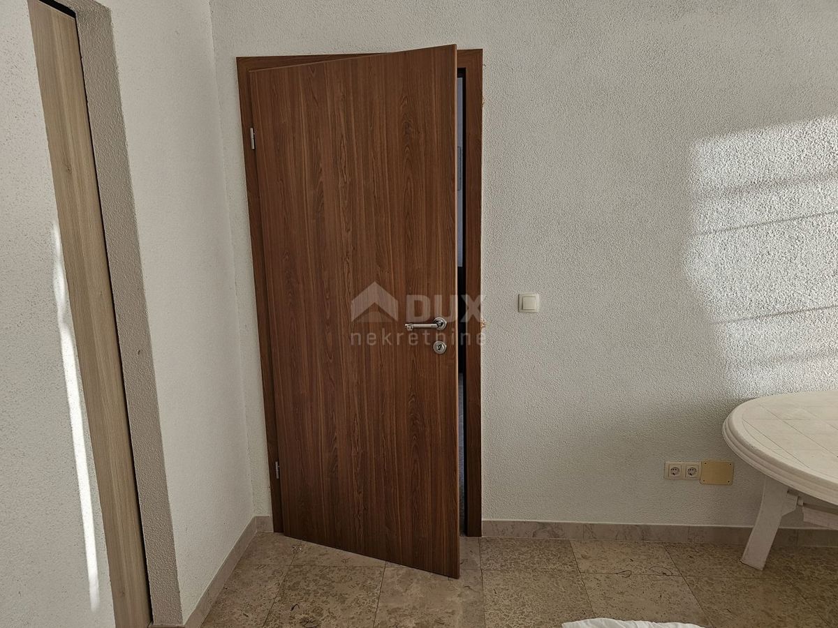 ISOLA DI RAB, BARBAT - Appartamento al piano terra con parcheggio e piscina condominiale