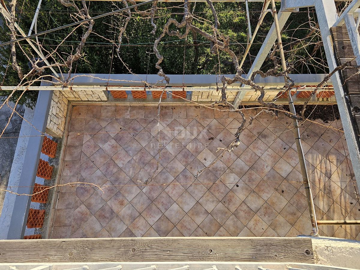 ISOLA DI RAB, BARBAT - Appartamento al piano terra con parcheggio e piscina condominiale