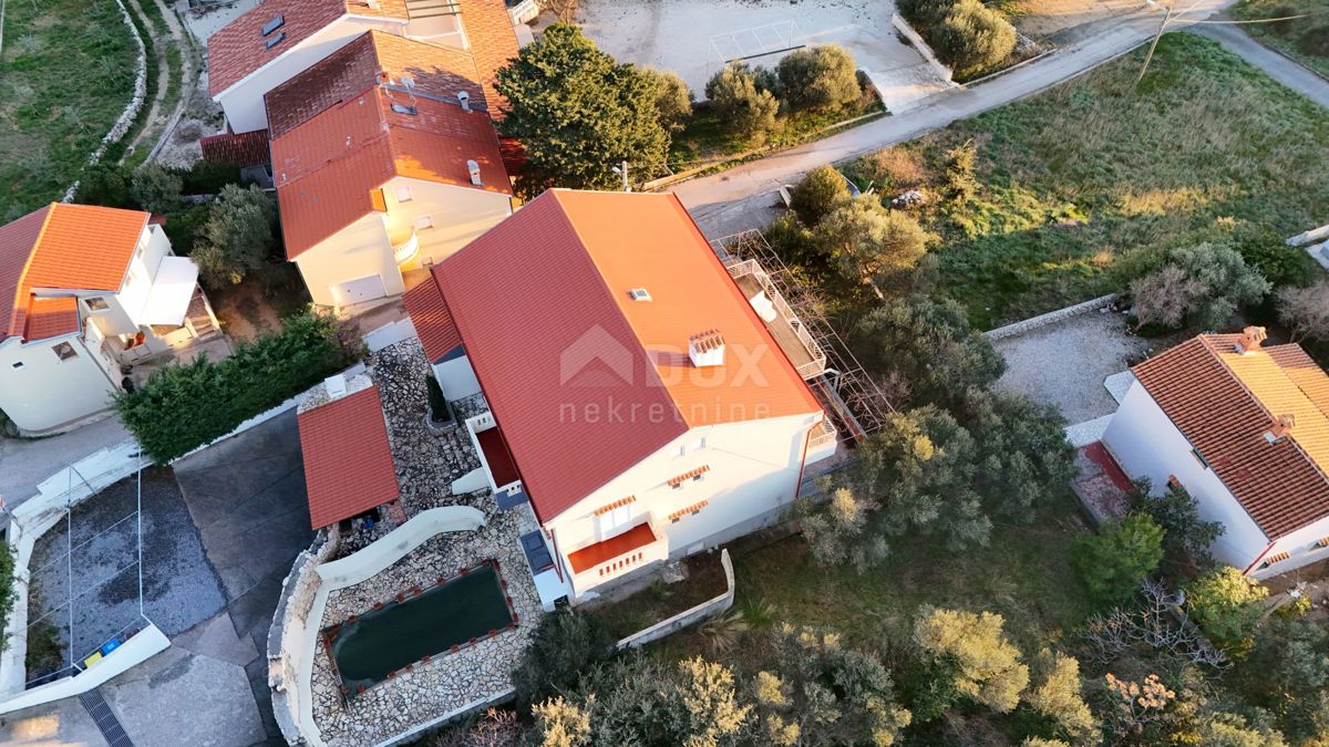 ISOLA DI RAB, BARBAT - Appartamento al piano terra con parcheggio e piscina condominiale