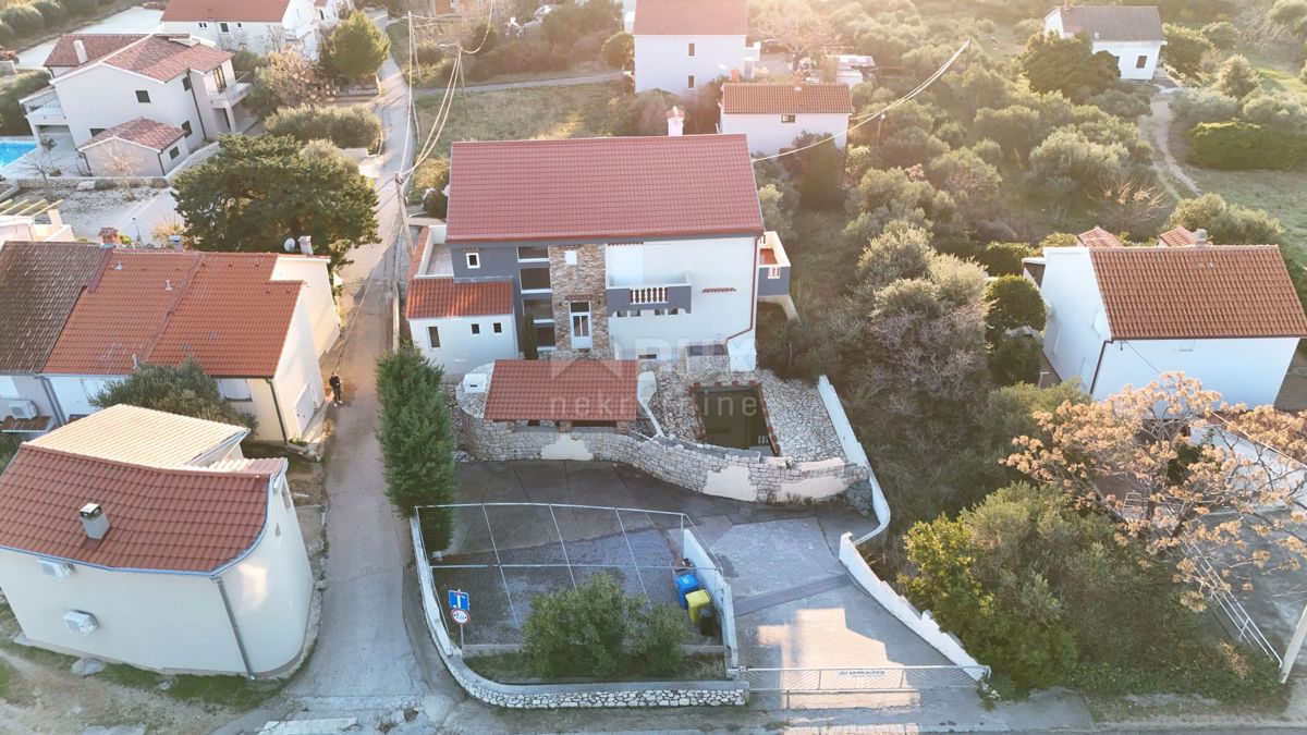ISOLA DI RAB, BARBAT - Appartamento al piano terra con parcheggio e piscina condominiale
