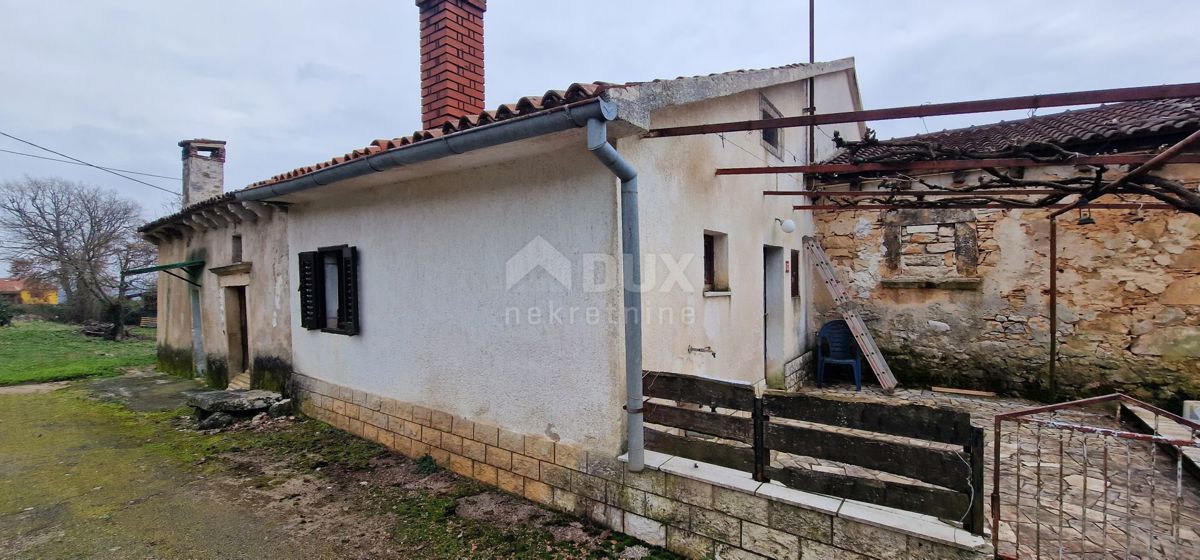 ISTRIA, MOTOVUN, OKOLICA - Due case da adattare con cortile