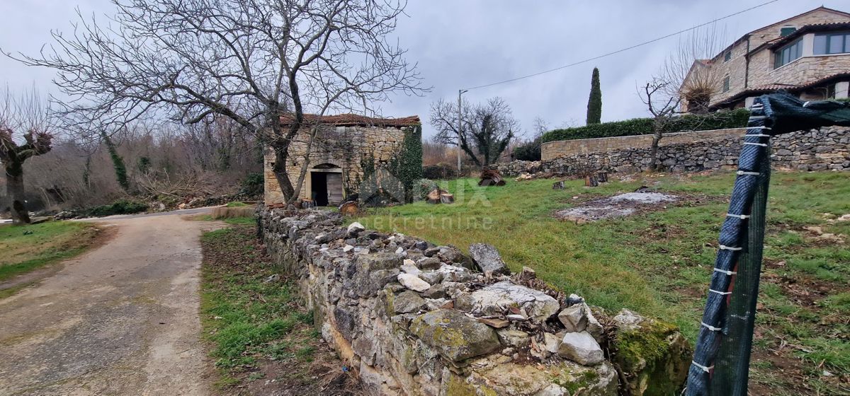 ISTRIA, MOTOVUN, OKOLICA - Due case da adattare con cortile