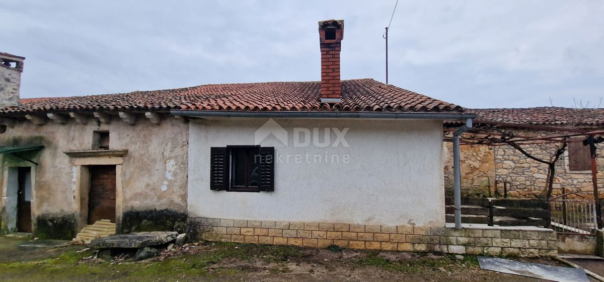 ISTRIA, MOTOVUN, OKOLICA - Due case da adattare con cortile