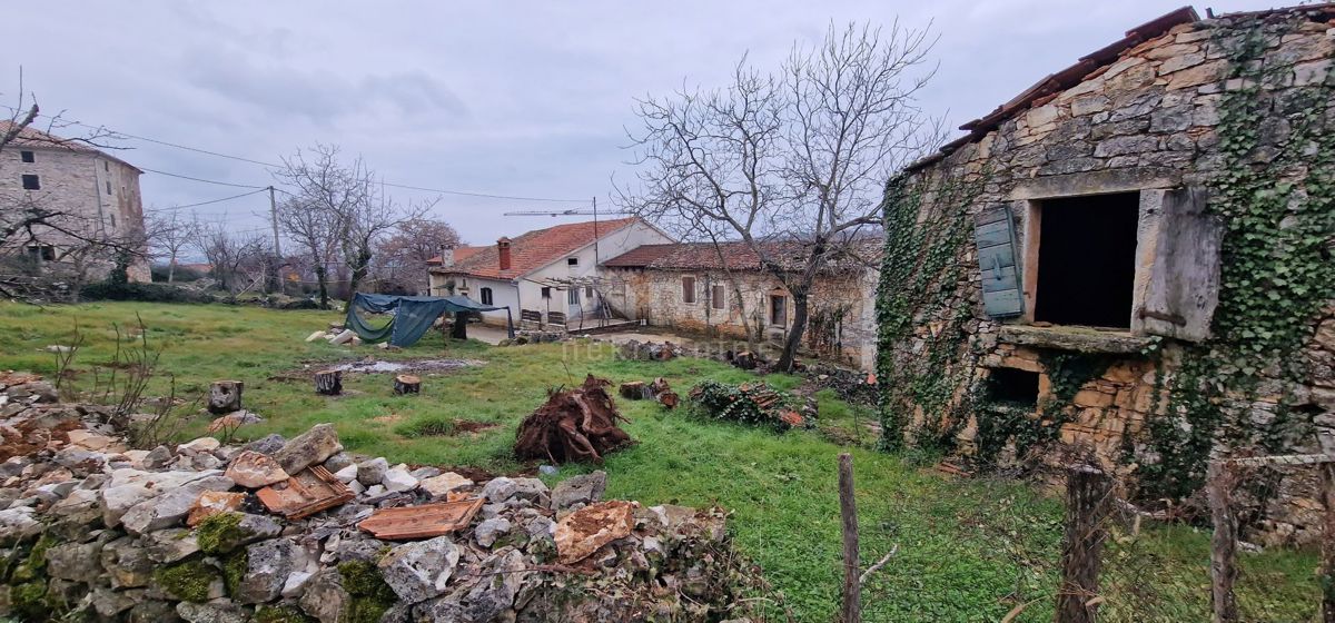 ISTRIA, MOTOVUN, OKOLICA - Due case da adattare con cortile