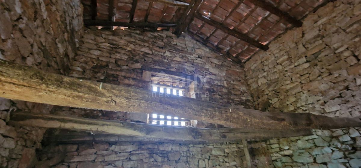 ISTRIA, MOTOVUN, OKOLICA - Due case da adattare con cortile