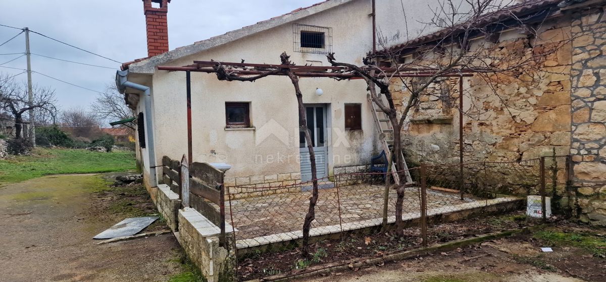 ISTRIA, MOTOVUN, OKOLICA - Due case da adattare con cortile