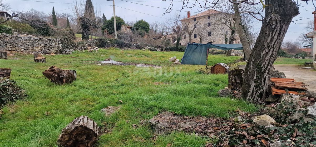ISTRIA, MOTOVUN, OKOLICA - Due case da adattare con cortile