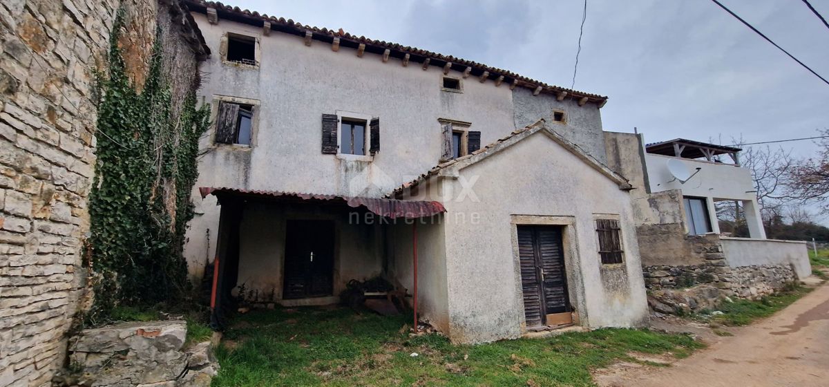 ISTRIA, MOTOVUN, OKOLICA - Due case da adattare con cortile