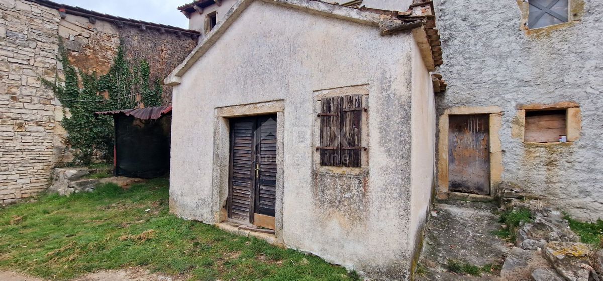 ISTRIA, MOTOVUN, OKOLICA - Due case da adattare con cortile