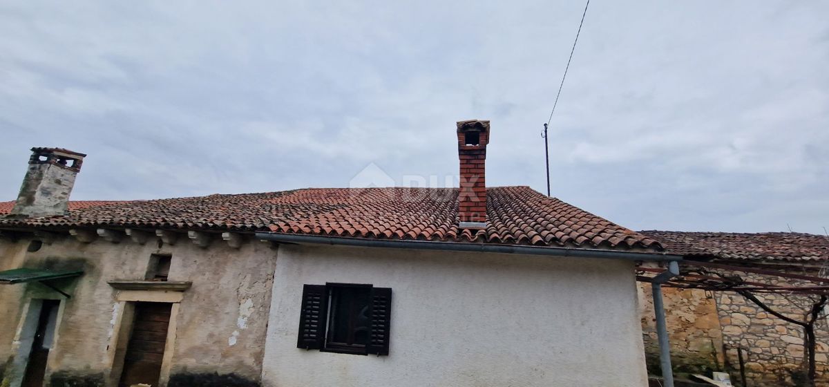 ISTRIA, MOTOVUN, OKOLICA - Due case da adattare con cortile