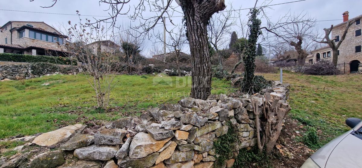 ISTRIA, MOTOVUN, OKOLICA - Due case da adattare con cortile