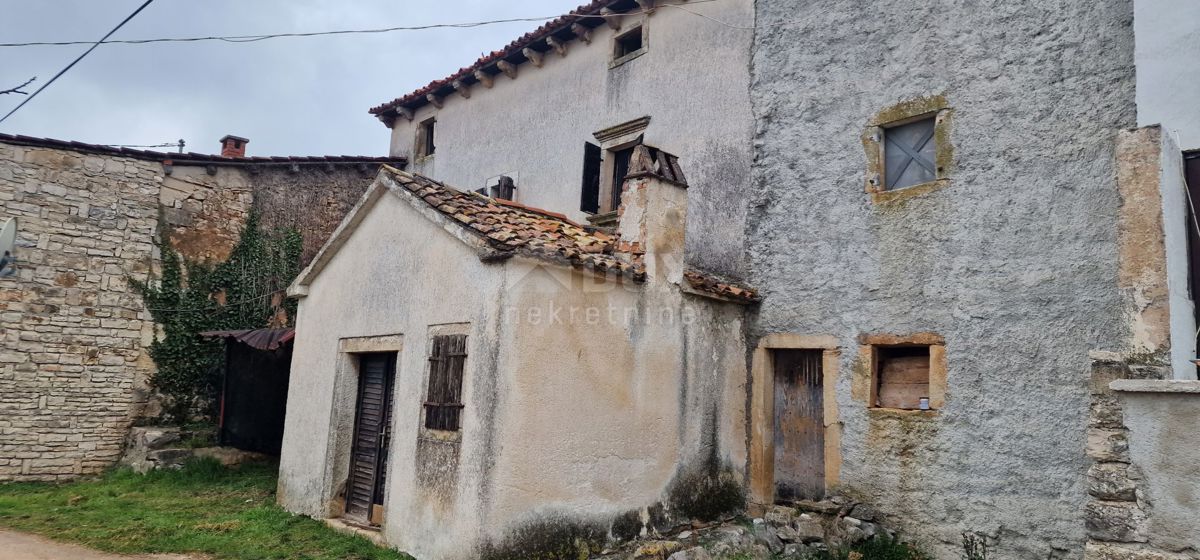 ISTRIA, MOTOVUN, OKOLICA - Due case da adattare con cortile