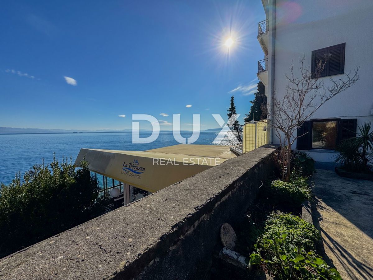 OPATIJA, CENTRO - fantastico appartamento da ristrutturare, prima fila al mare