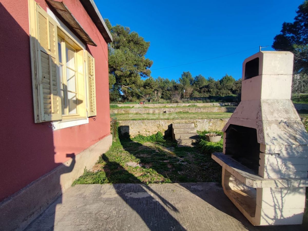 ISTRIA, POLA! Casa con terreno edificabile e grande potenziale