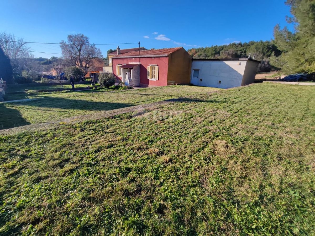 ISTRIA, POLA! Casa con terreno edificabile e grande potenziale