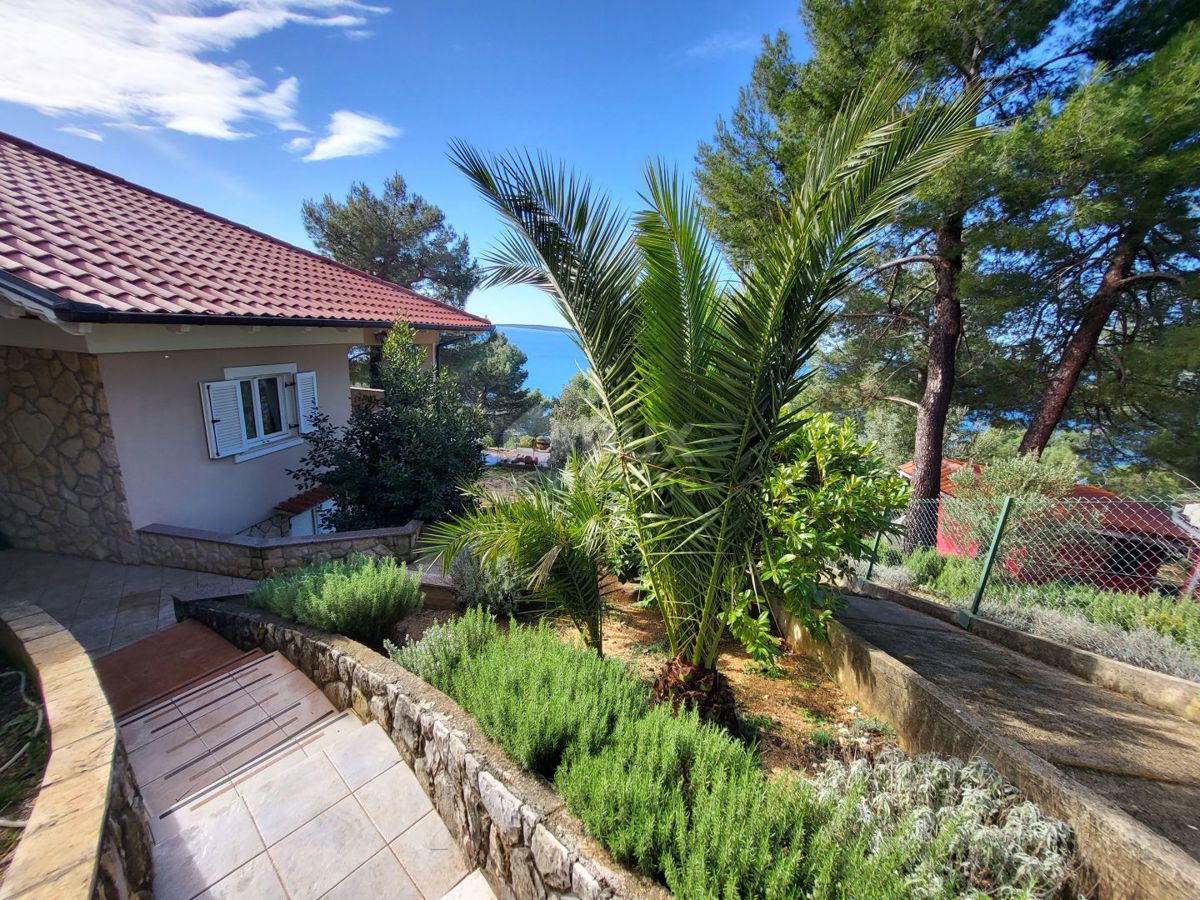 ISOLA DI CHERSO - Casa con vista mare e due appartamenti