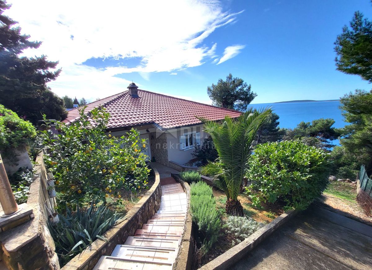 ISOLA DI CHERSO - Casa con vista mare e due appartamenti