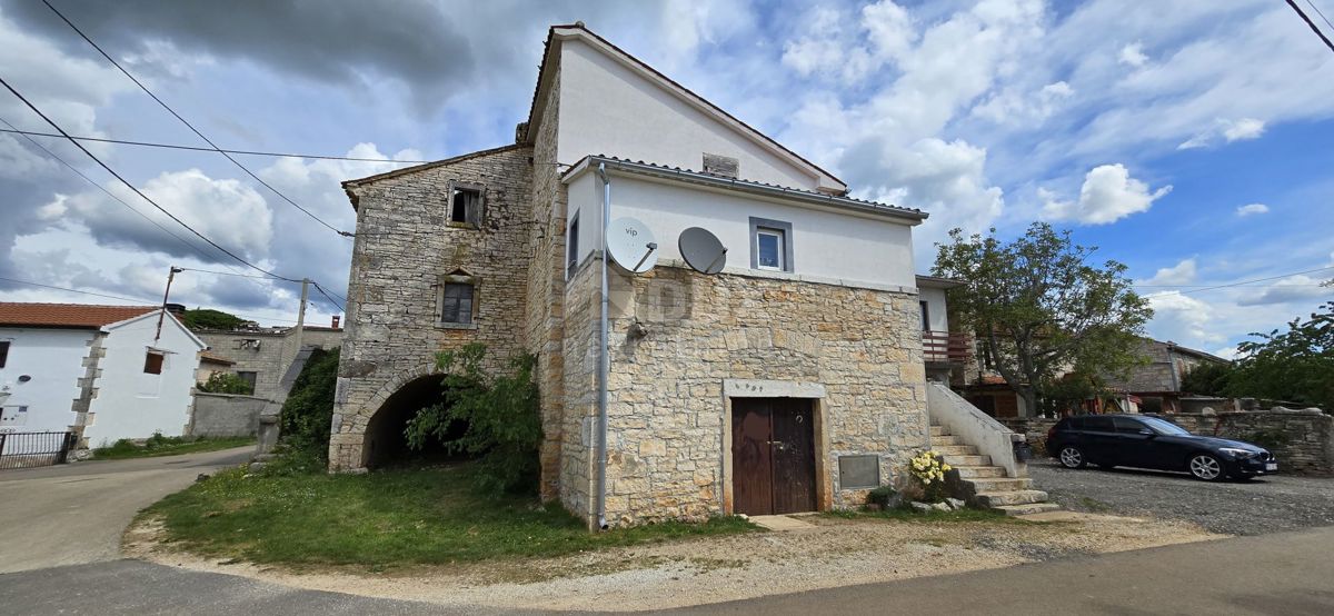 ISTRIA, PARENZO - Casa istriana ristrutturata con giardino