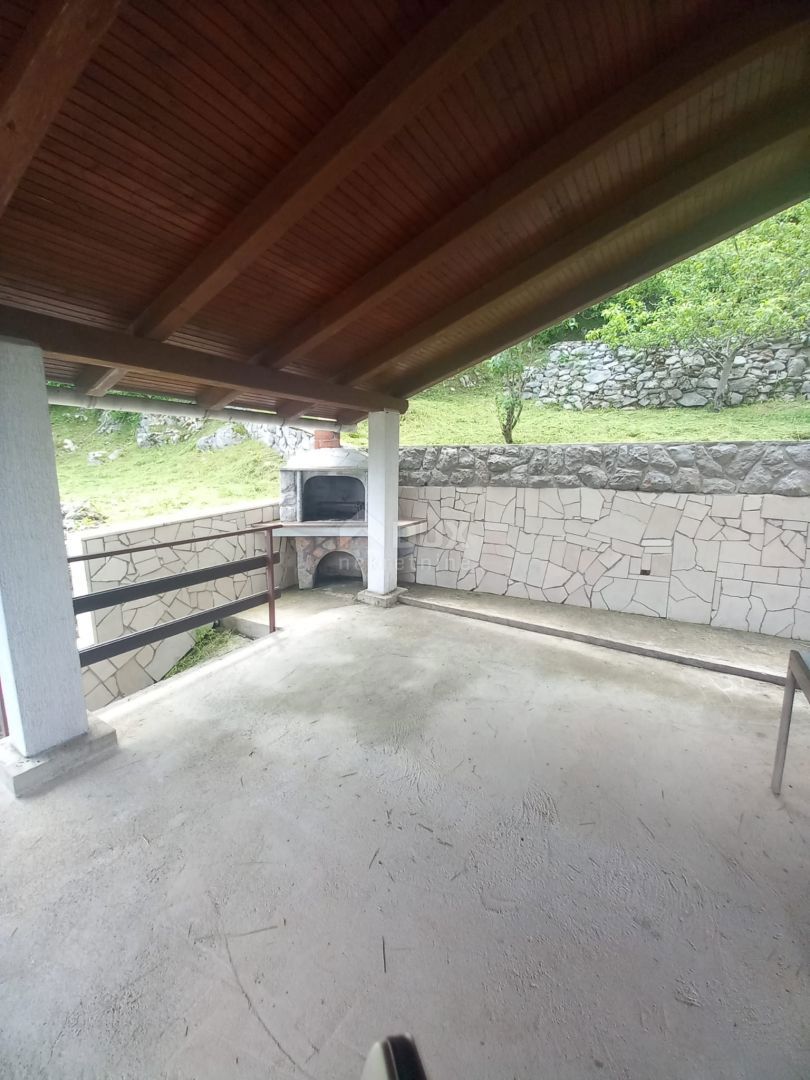 GORSKI KOTAR, LIČ - casa indipendente con garage e giardino vicino al lago a Fužine! OPPORTUNITÀ!