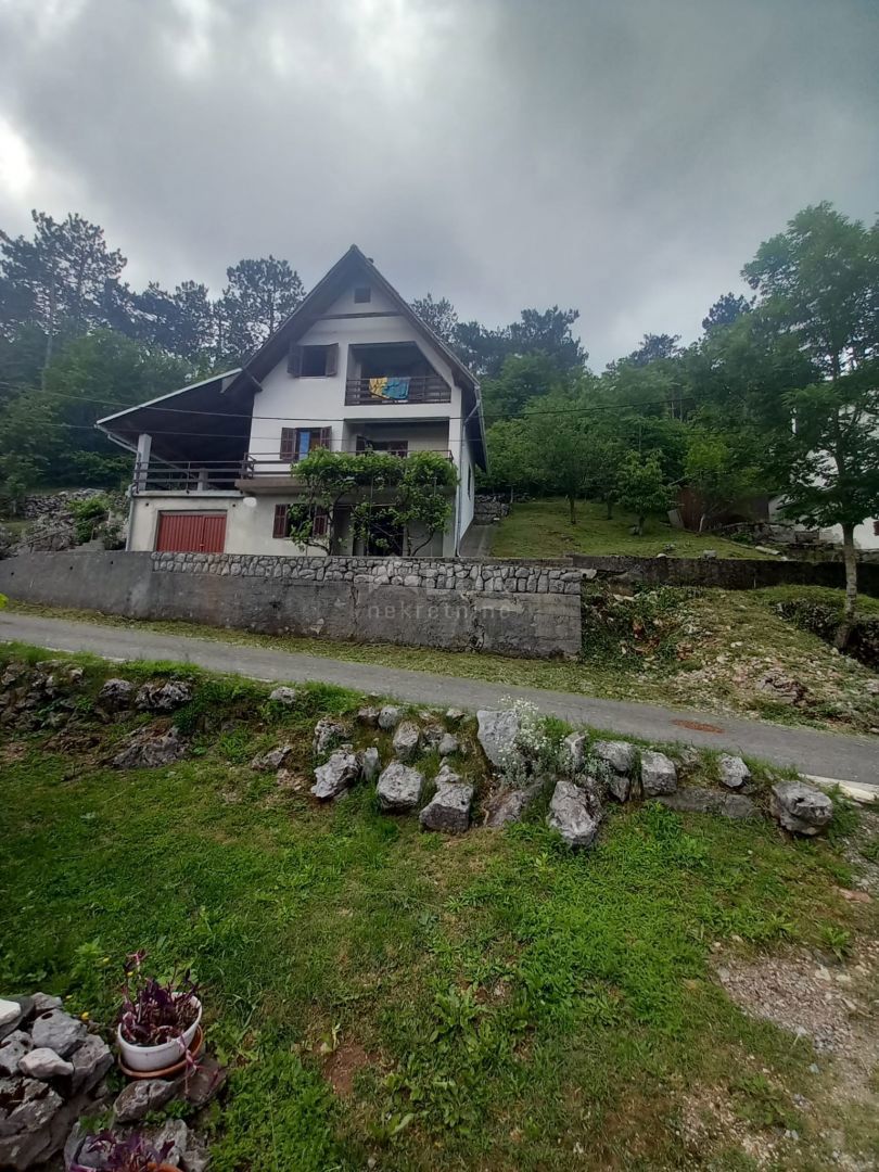 GORSKI KOTAR, LIČ - casa indipendente con garage e giardino vicino al lago a Fužine! OPPORTUNITÀ!