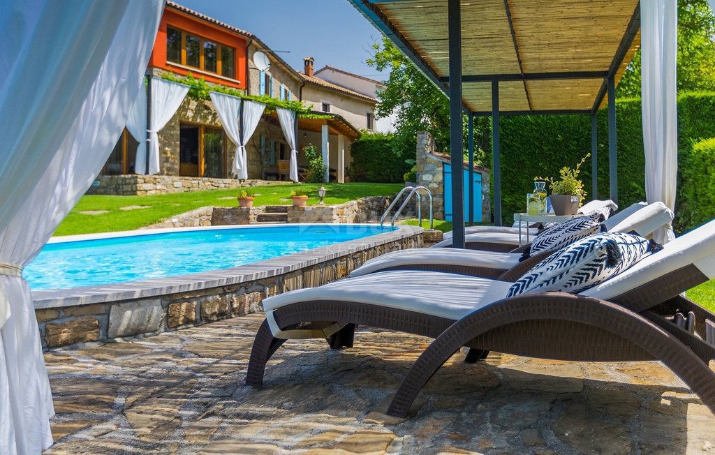 ISTRIA, BUZET - Villa rustica con piscina e ampio giardino